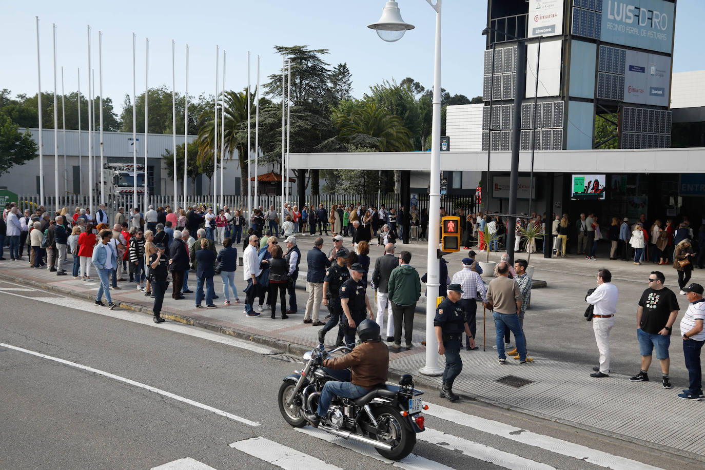 Largas colas en Gijón para el mitin de Pedro Sánchez