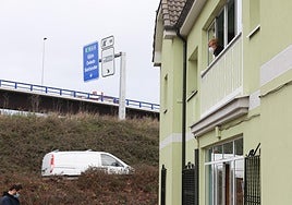 La antigua Y pasa junto a las viviendas de Llaranes.