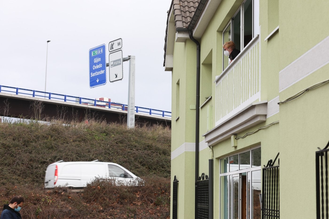La antigua Y pasa junto a las viviendas de Llaranes.