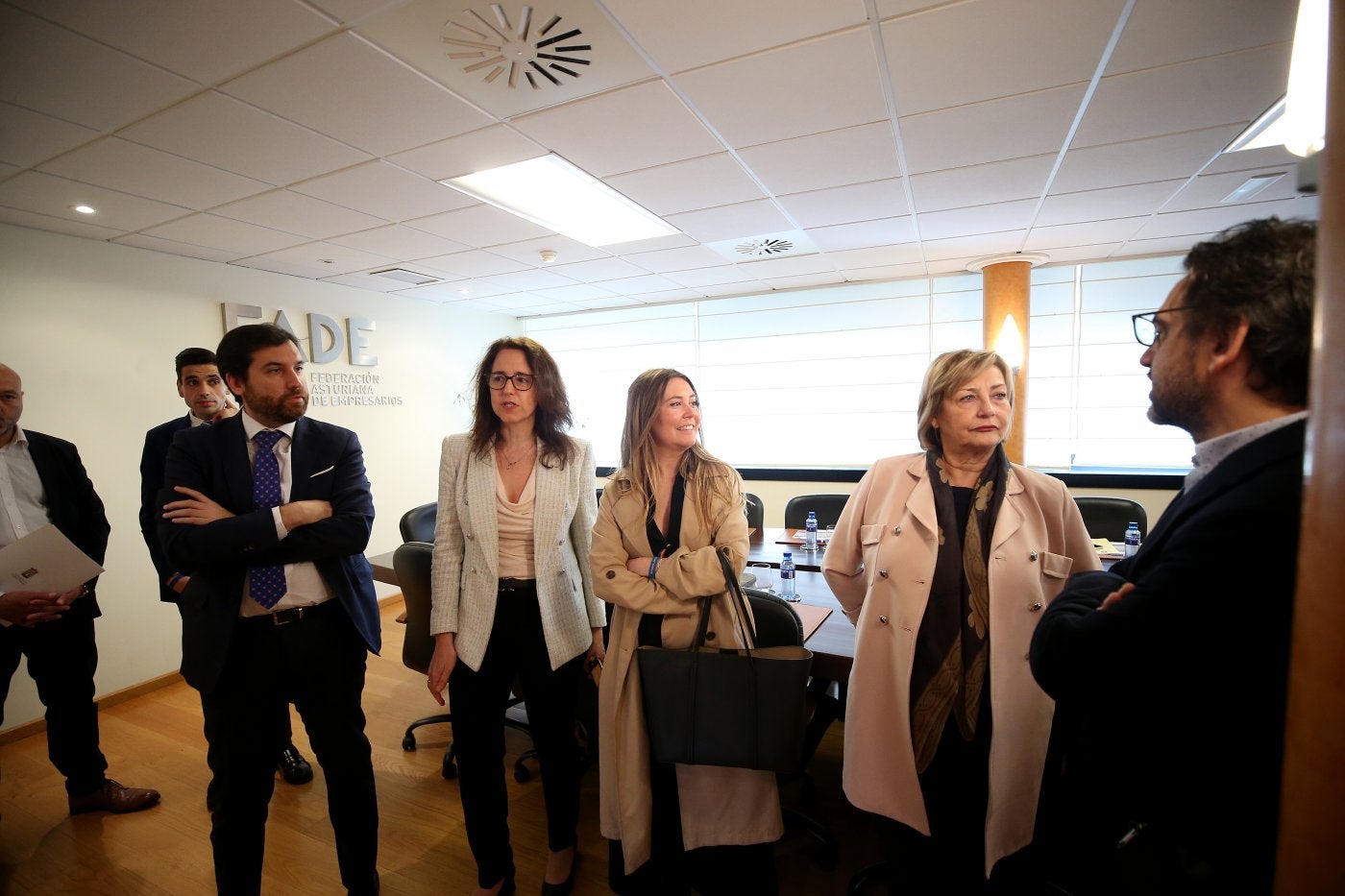 Charla distendida de la alcaldesa (segunda por la derecha) antes de iniciar la reunión en Oviedo.