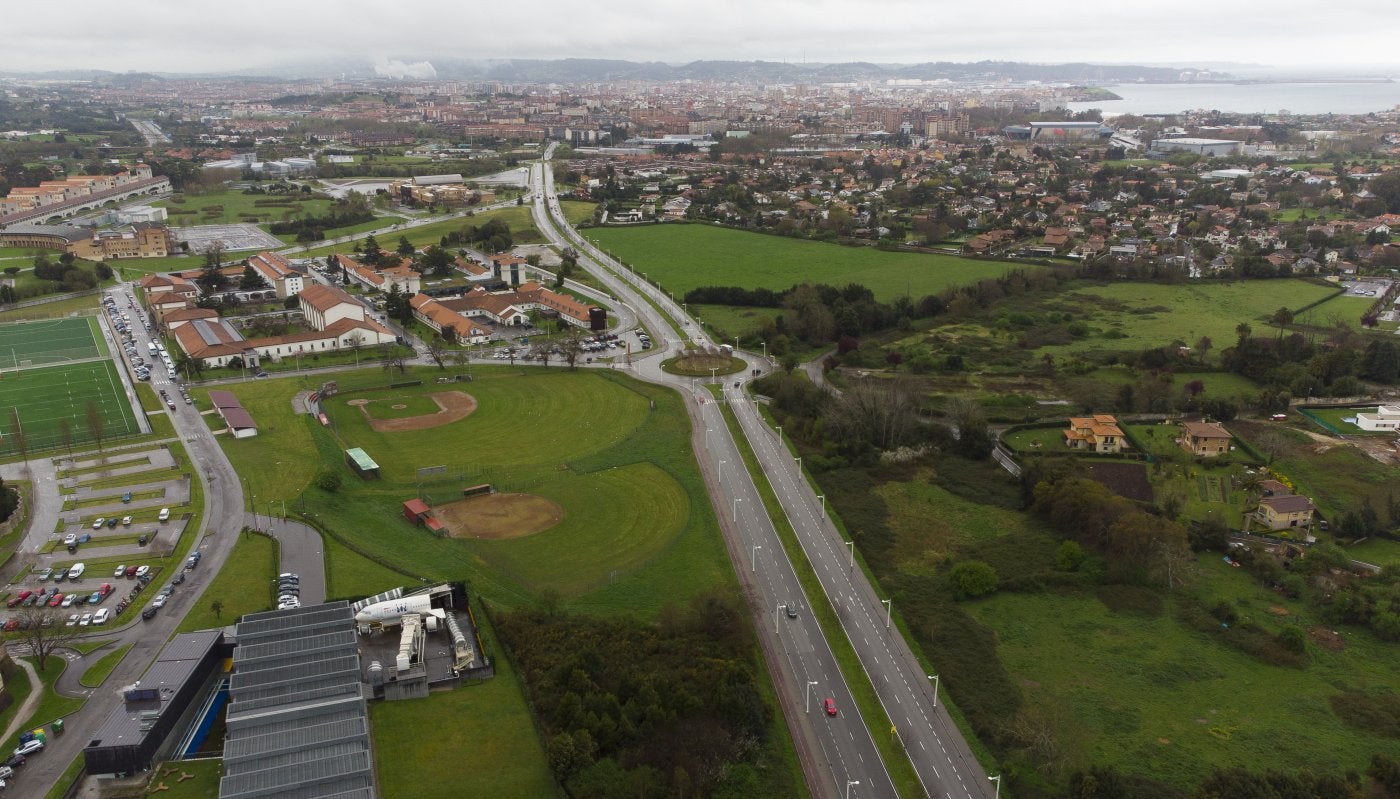 Terrenos aún sin urbanizar en torno a la avenida de la Pecuaria donde se llevará a cabo la ampliación del Parque Científico y Tecnológico.