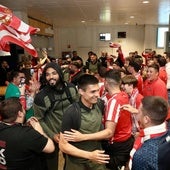 El Sporting, a su llegada al aeropuerto de Asturias: «La ilusión de volver a Primera no nos la quita nadie»