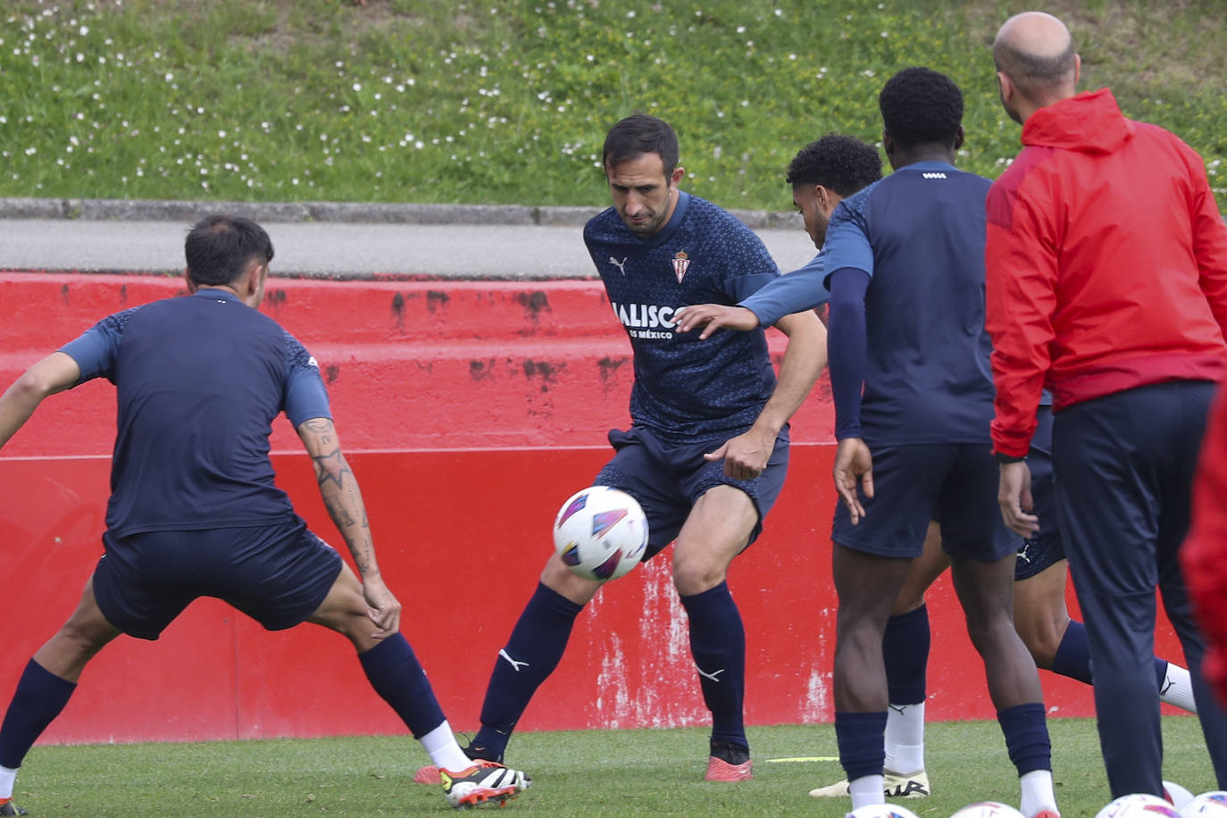 Entrenamiento del Sporting, tras la resaca emocional al entrar en &#039;play off&#039;