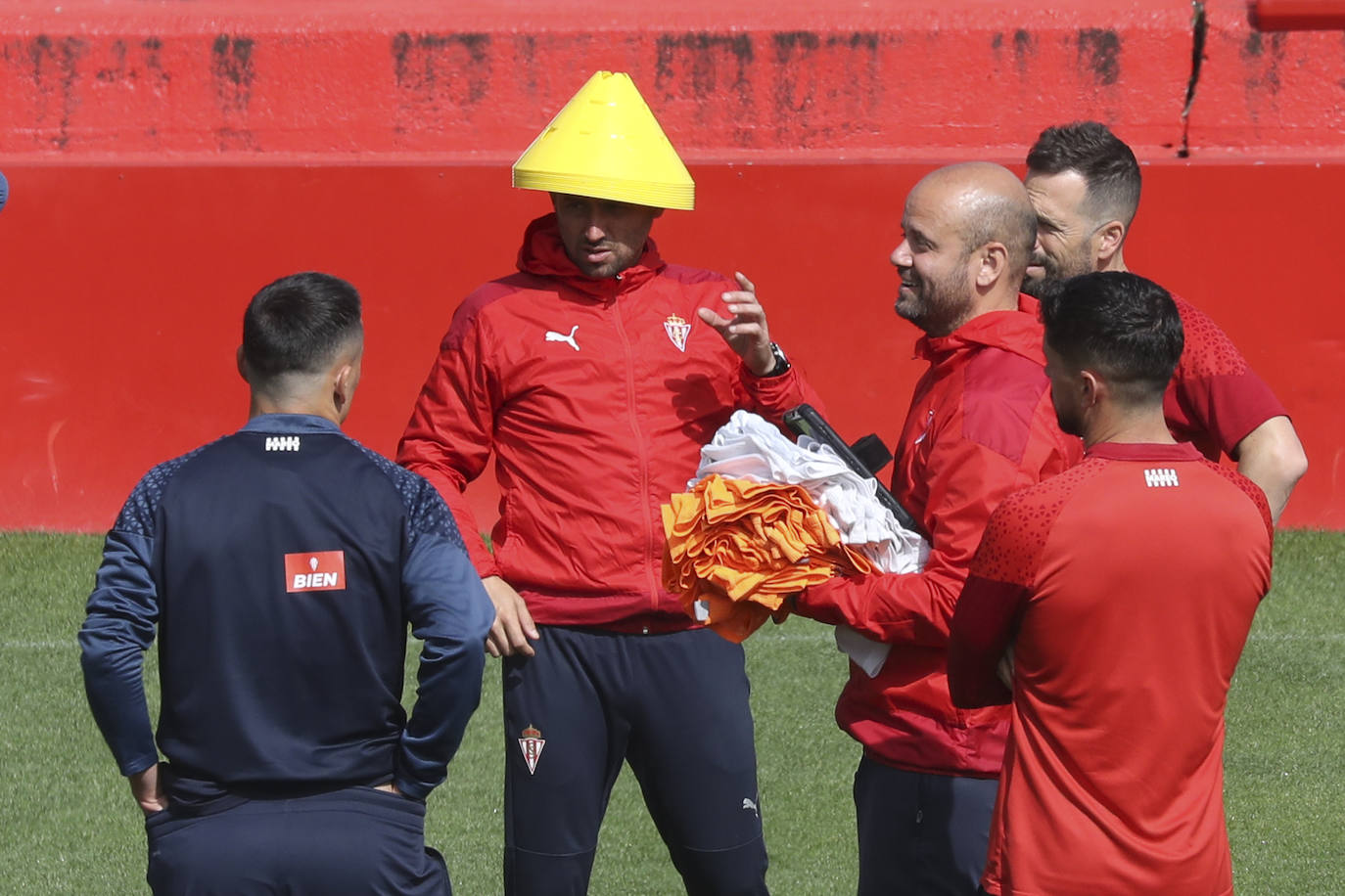 Entrenamiento del Sporting, tras la resaca emocional al entrar en &#039;play off&#039;