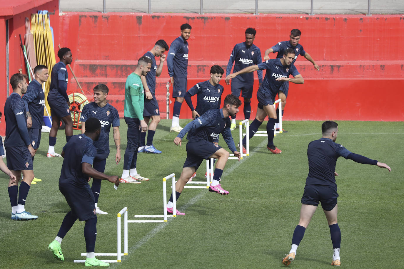 Entrenamiento del Sporting, tras la resaca emocional al entrar en &#039;play off&#039;