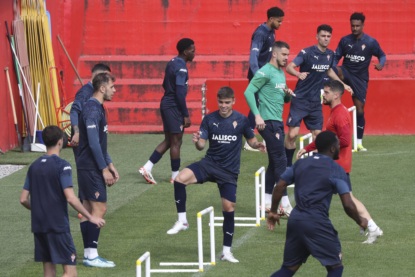 Entrenamiento del Sporting, tras la resaca emocional al entrar en &#039;play off&#039;