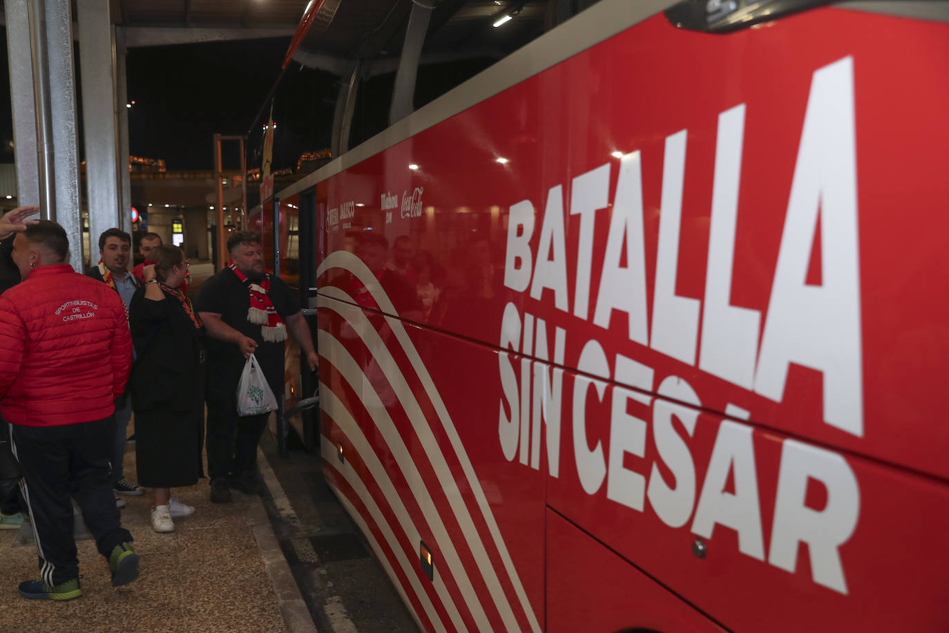 Caluroso recibimiento del Sporting en el aeropuerto de Asturias