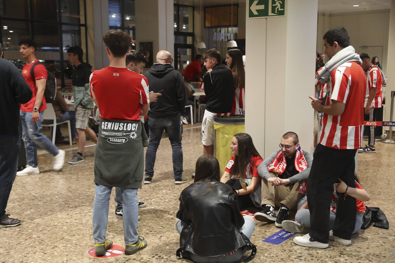 Caluroso recibimiento del Sporting en el aeropuerto de Asturias