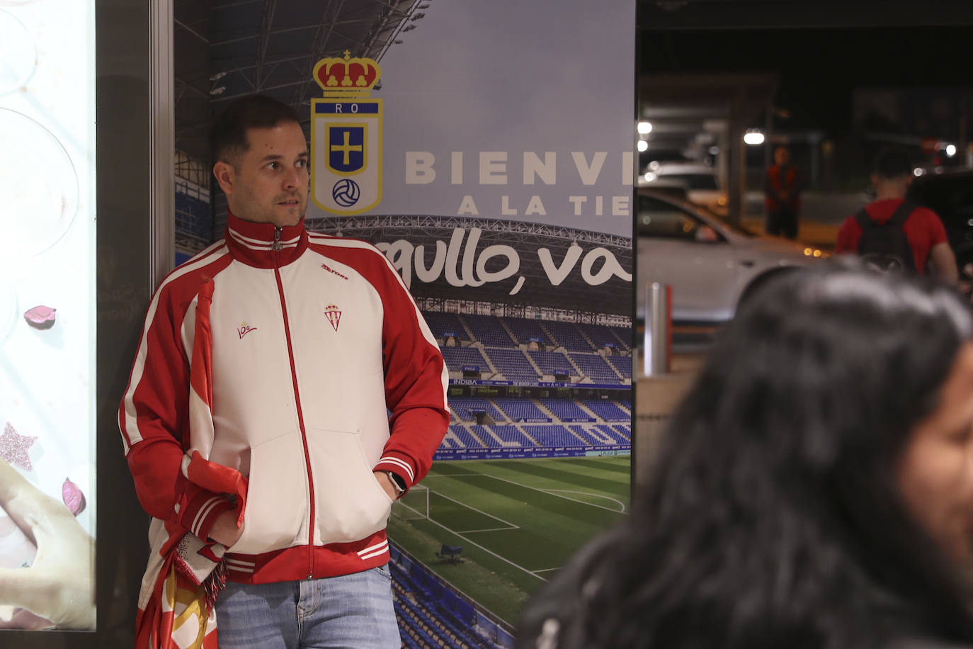 Caluroso recibimiento del Sporting en el aeropuerto de Asturias