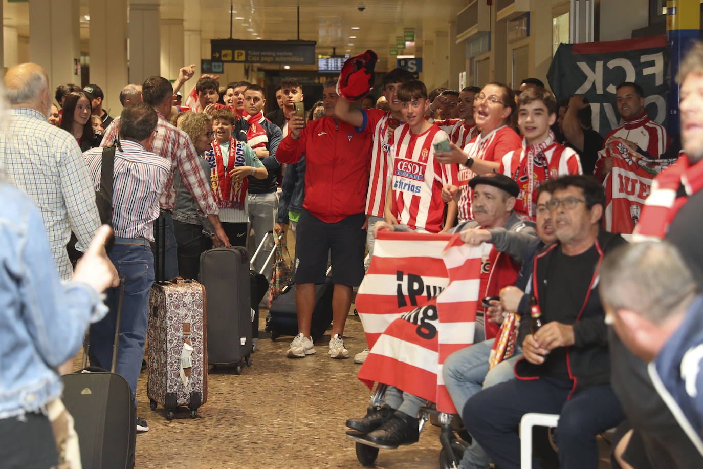 Caluroso recibimiento del Sporting en el aeropuerto de Asturias