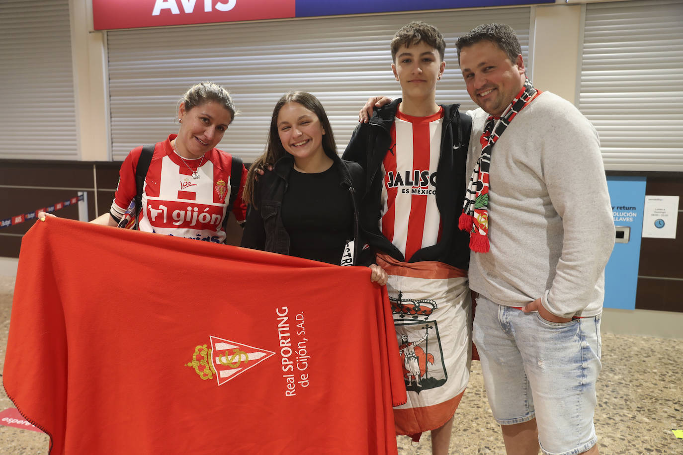 Caluroso recibimiento del Sporting en el aeropuerto de Asturias