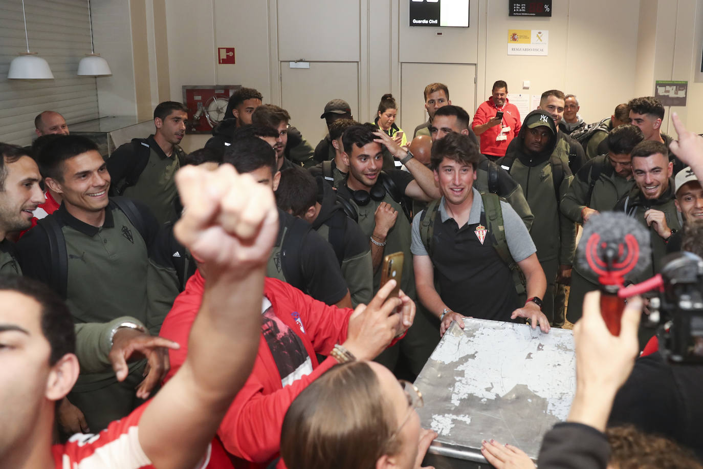 Caluroso recibimiento del Sporting en el aeropuerto de Asturias