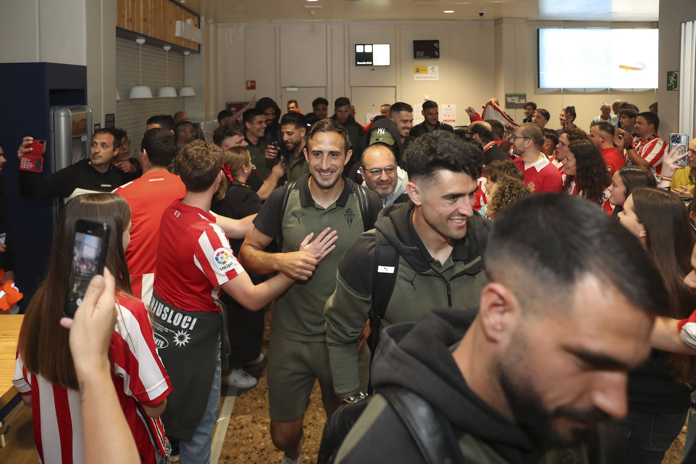 Caluroso recibimiento del Sporting en el aeropuerto de Asturias