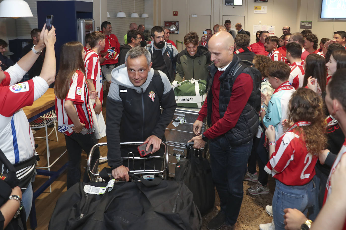 Caluroso recibimiento del Sporting en el aeropuerto de Asturias