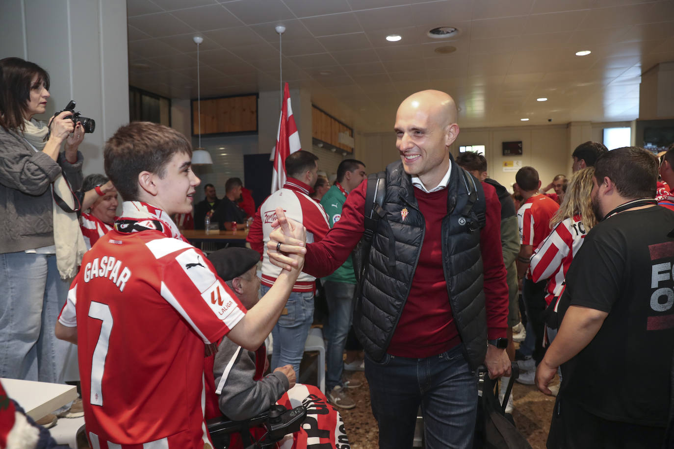 Caluroso recibimiento del Sporting en el aeropuerto de Asturias