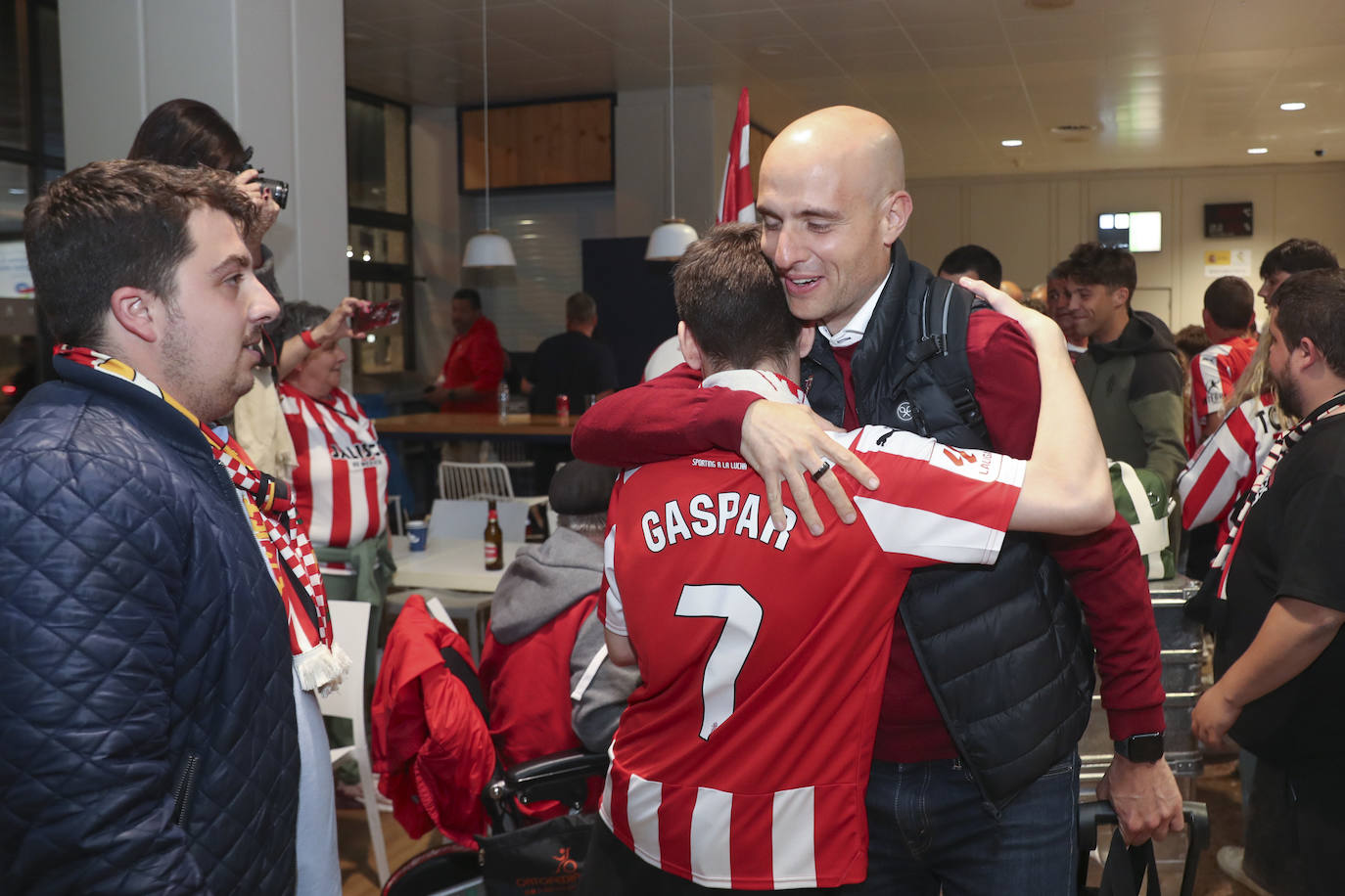 Caluroso recibimiento del Sporting en el aeropuerto de Asturias