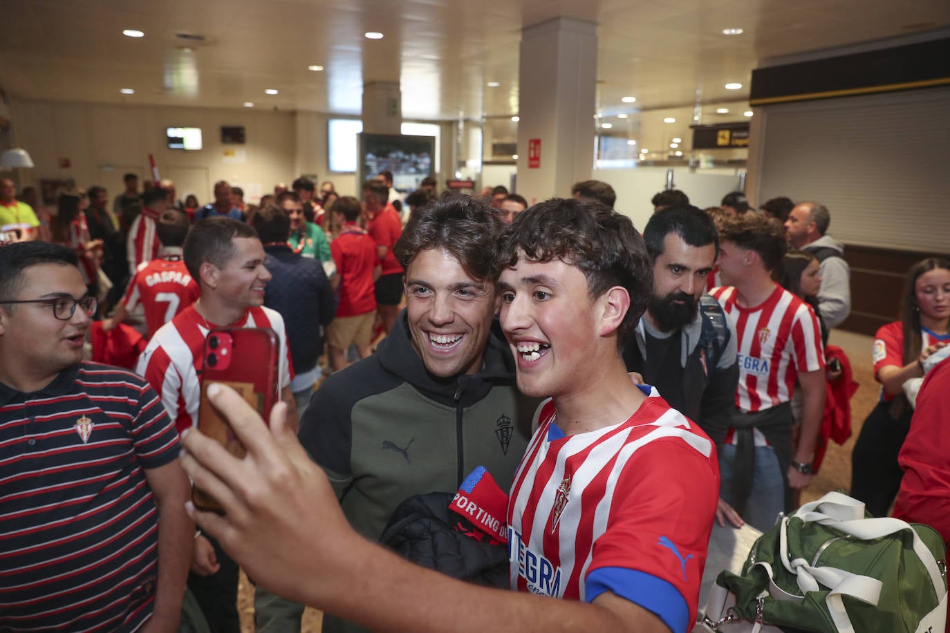 Caluroso recibimiento del Sporting en el aeropuerto de Asturias