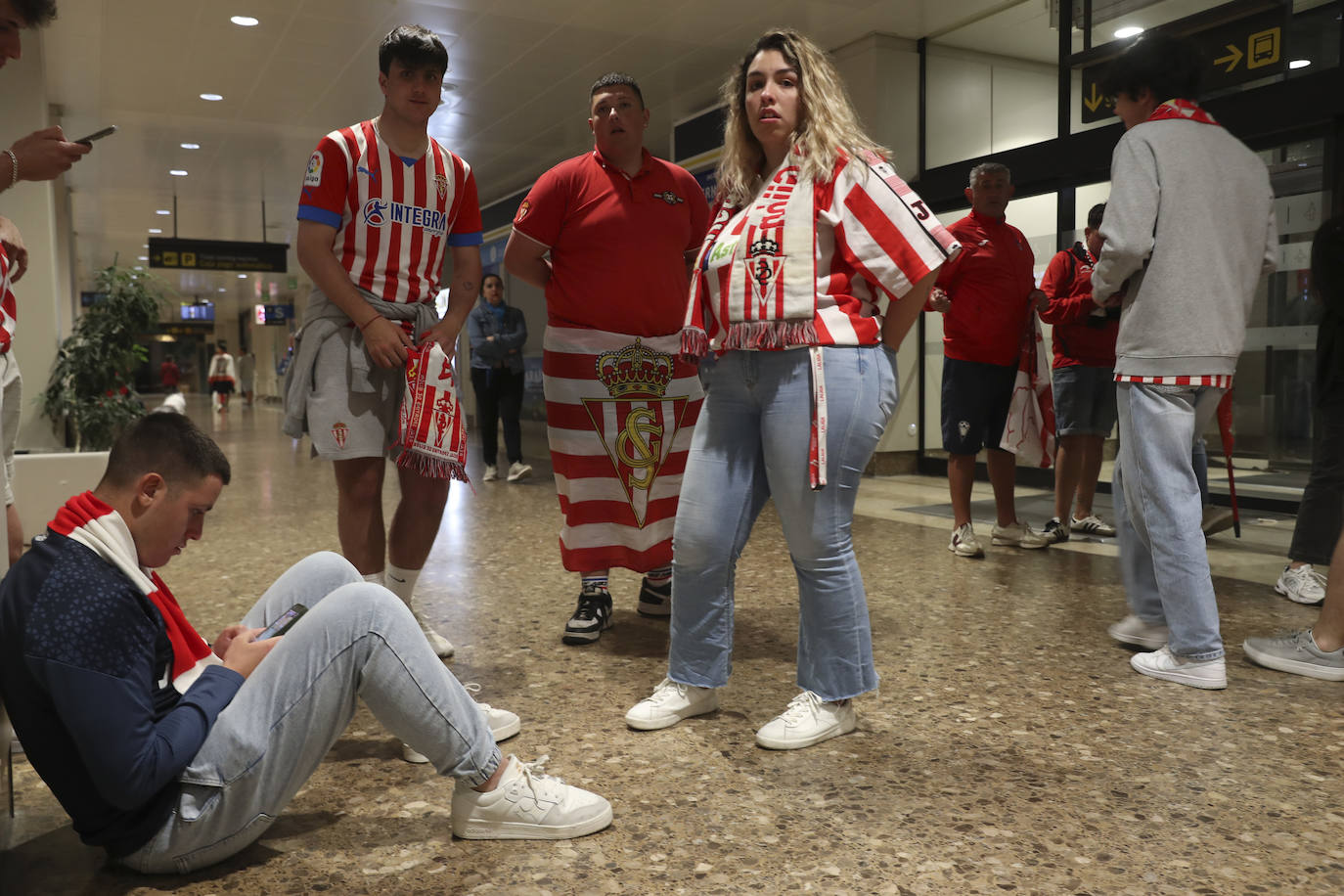 Caluroso recibimiento del Sporting en el aeropuerto de Asturias