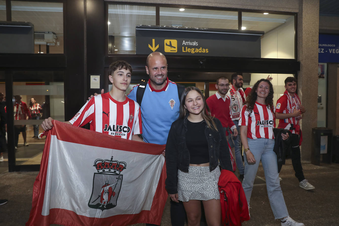 Caluroso recibimiento del Sporting en el aeropuerto de Asturias