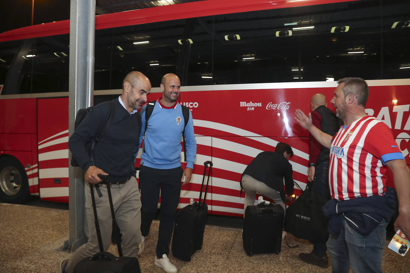 Caluroso recibimiento del Sporting en el aeropuerto de Asturias