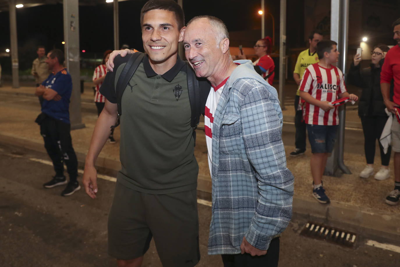 Caluroso recibimiento del Sporting en el aeropuerto de Asturias