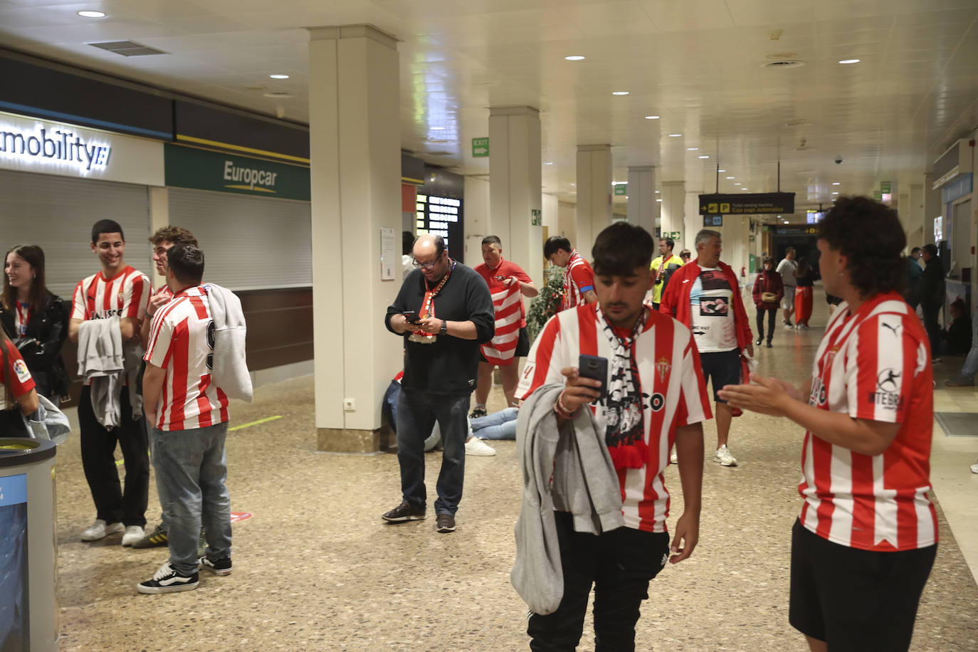 Caluroso recibimiento del Sporting en el aeropuerto de Asturias