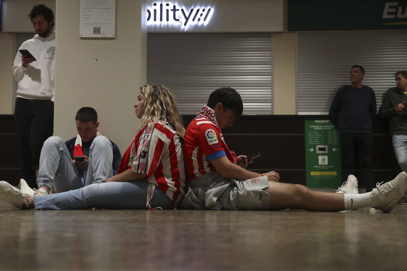 Caluroso recibimiento del Sporting en el aeropuerto de Asturias