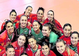 Las jugadoras españolas, con la asturiana María Schlegel, la primera por la derecha, tras la victoria en el Palacio de Deportes de Gijón.