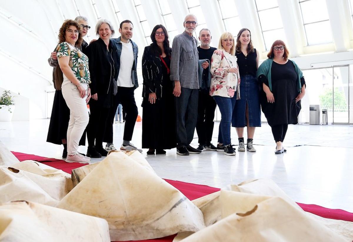 Los artistas, junto a Marta Fermín, ante la obra de Fernando Alba.