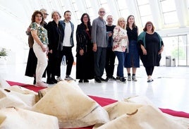 Los artistas, junto a Marta Fermín, ante la obra de Fernando Alba.