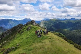 Como una «escuela de montaña» el campamento del AMA Torrecerredo tiene diseñado un completo programa en la naturaleza para chicos y chicas entre los 8 y los 17 años.