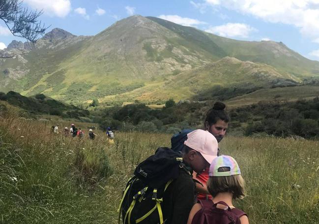 Rutas senderistas, ascensión a cumbres, observación de fauna y flora, astronomía, rastreo de huellas, vivac... el programa de actividades de la 26 edición de los campamentos del AMA Torrecerredo tiene de todo