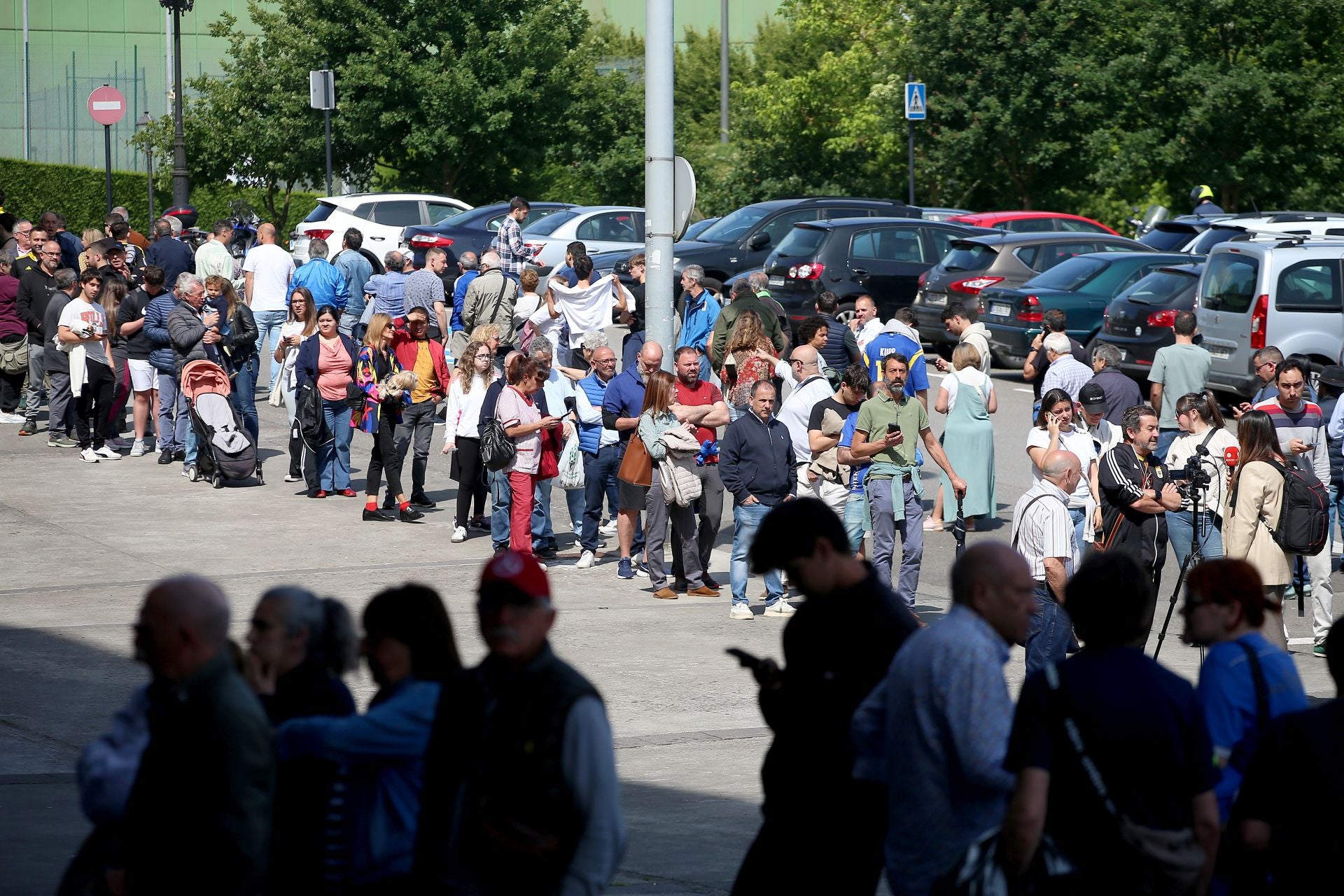 Los oviedistas acuden a la llamada del &#039;play off&#039;: largas colas para conseguir una entrada