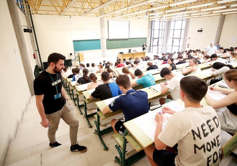 Los textos de Lengua y Literatura e Inglés a los que se han enfrentado los alumnos el primer día de la EBAU en Asturias