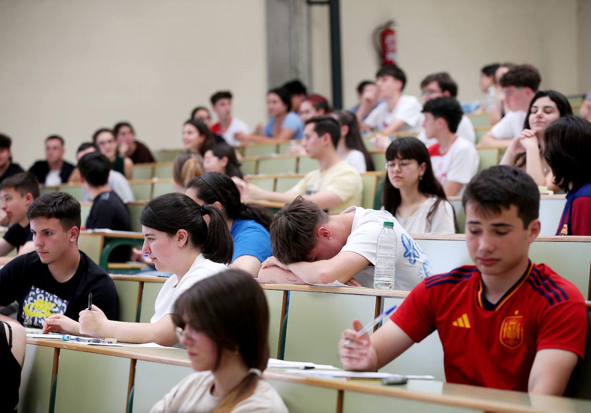 Alumnos en Oviedo a punto de iniciar la EBAU con el examen de Lengua y Literatura.