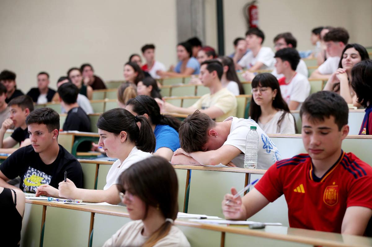 «Nervios» y «preparación»: el examen de Lengua y Literatura da inicio en Asturias a la última EBAU con el modelo &#039;pandemia&#039;