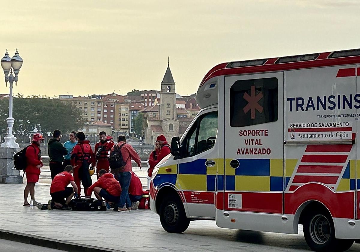 Intervención sanitaria en el Muro por la indisposición de un joven