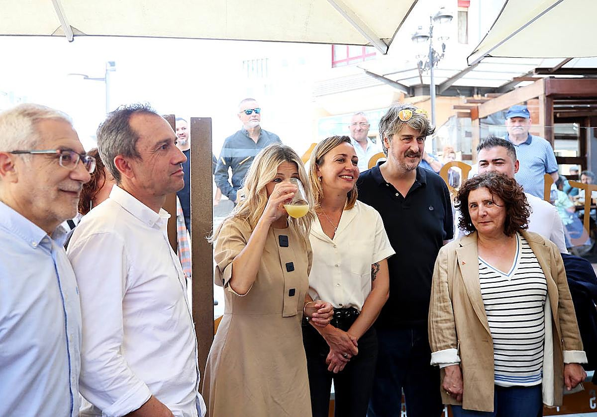 Yolanda Díaz, en Asturias: de sidras entre &#039;selfies&#039;