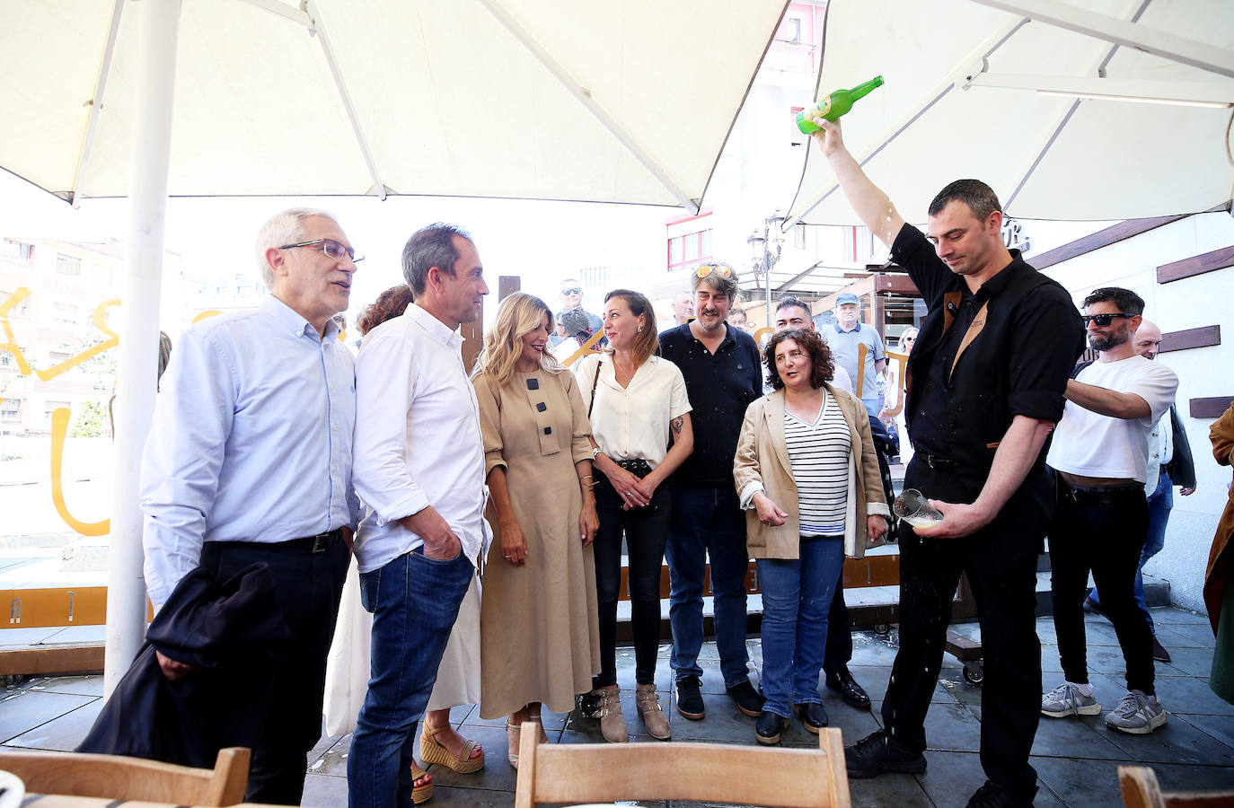 Yolanda Díaz, en Asturias: de sidras entre &#039;selfies&#039;