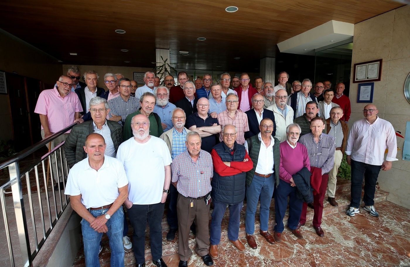 Los exalmunos posan en las escaleras de acceso al colegio Loyola junto al directordel centro.
