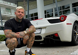 Llados posa con un Ferrari.