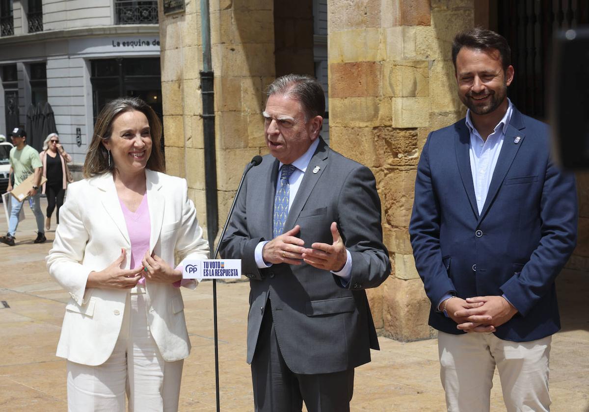 Cuca Gamarra, Alfredo Canteli y Álvaro Queipo, en Oviedo.