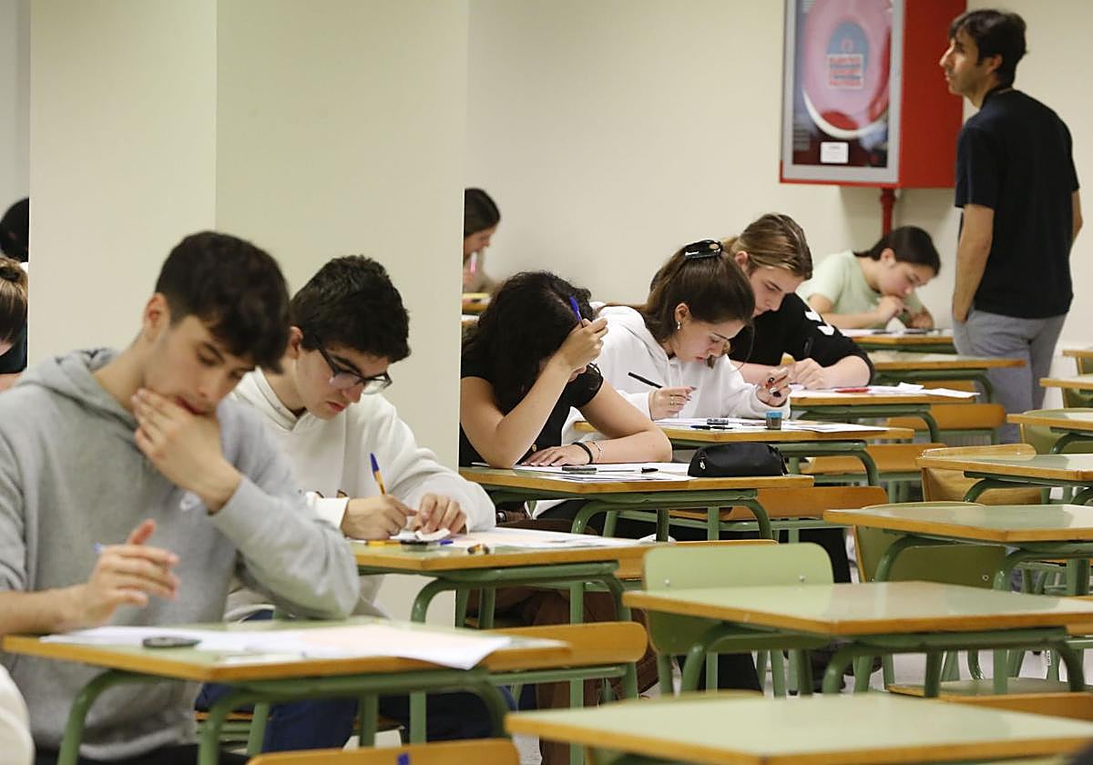Tres errores en el examen de Matemáticas de la EBAU en Asturias hacen perder tiempo a los estudiantes