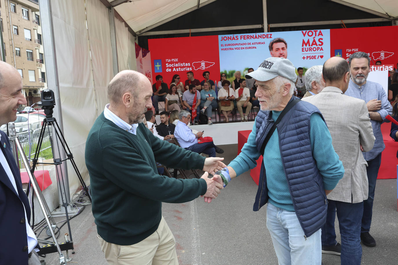 Baño de masas en el mitin del PSOE en Langreo con Josep Borrell