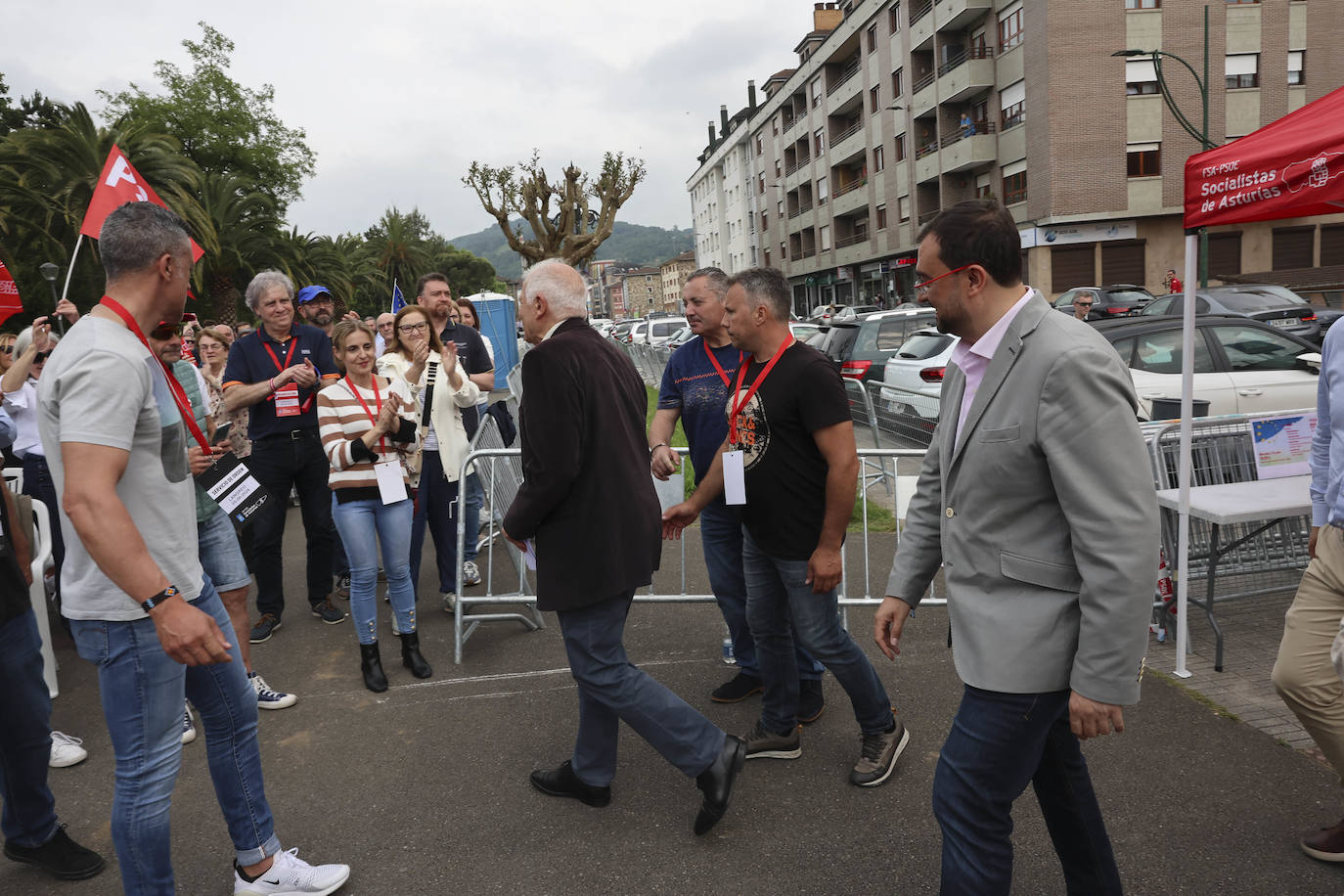 Baño de masas en el mitin del PSOE en Langreo con Josep Borrell