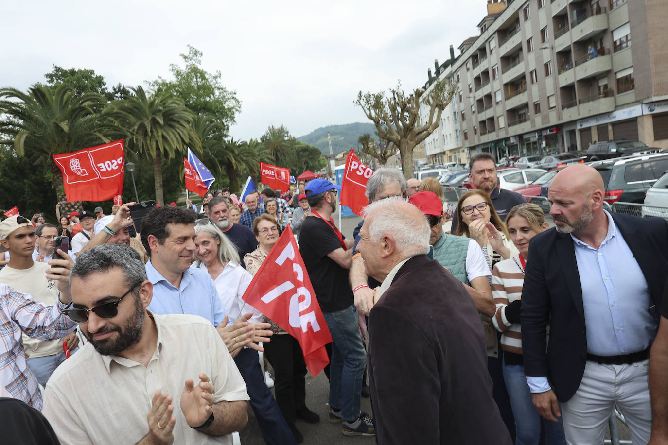 Baño de masas en el mitin del PSOE en Langreo con Josep Borrell