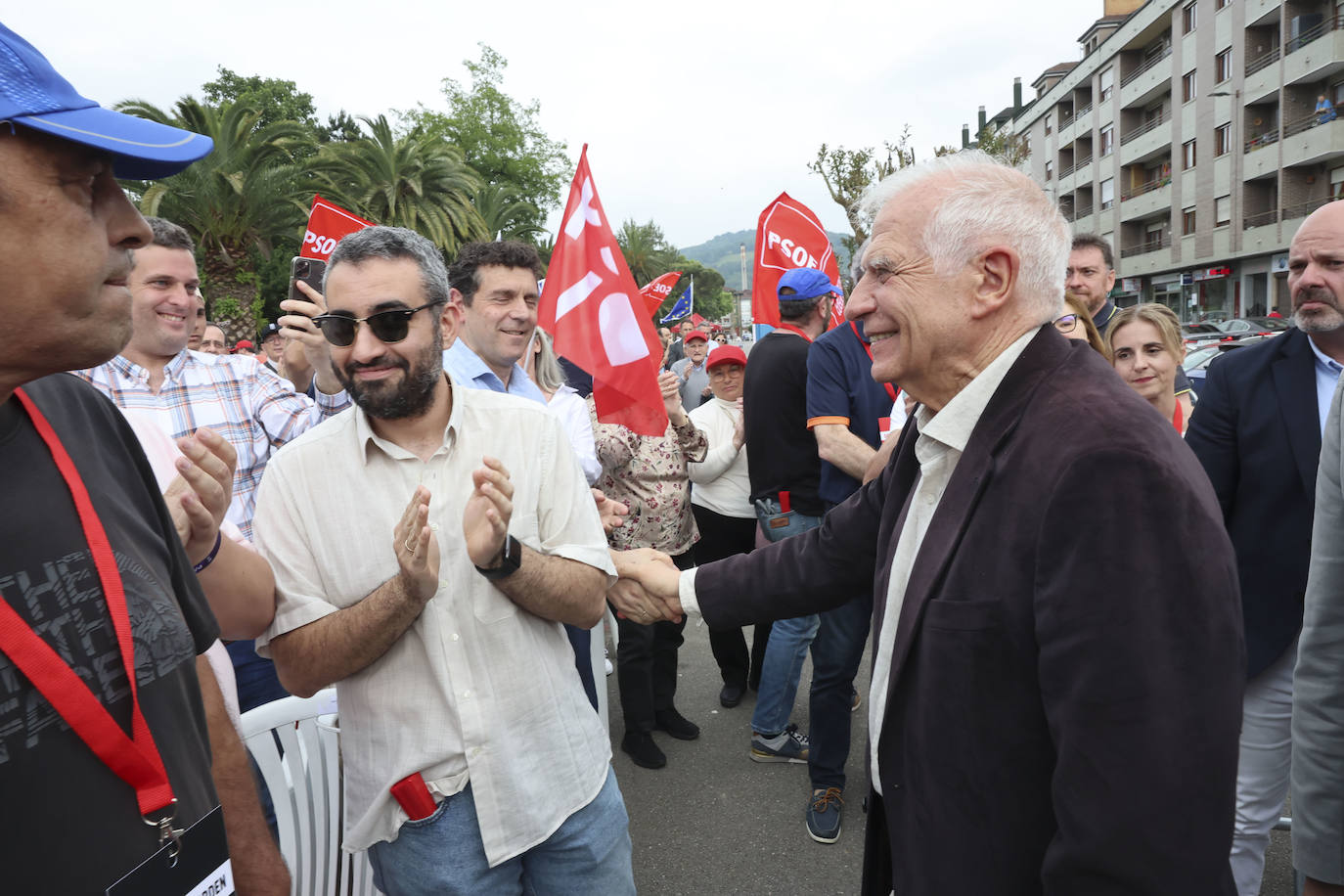 Baño de masas en el mitin del PSOE en Langreo con Josep Borrell