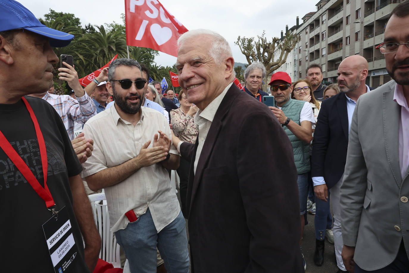 Baño de masas en el mitin del PSOE en Langreo con Josep Borrell