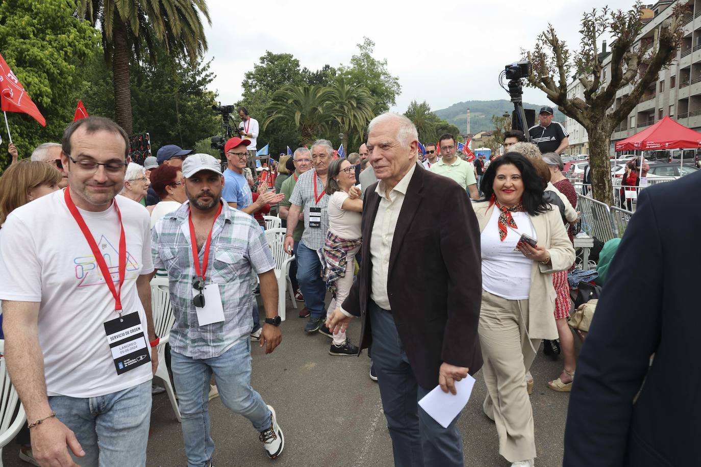 Baño de masas en el mitin del PSOE en Langreo con Josep Borrell