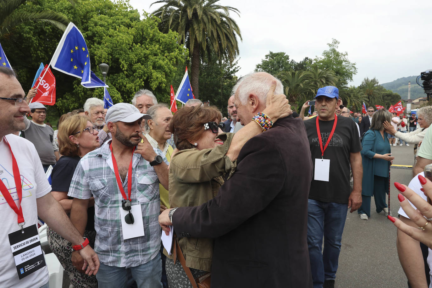 Baño de masas en el mitin del PSOE en Langreo con Josep Borrell